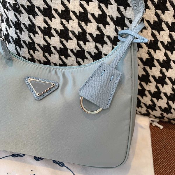2021 nylon chest pack sliver chain hobo bags vintage menger crossbody handbagsfashing designer classic luxury brand women shoulder bag
2021 nylon chest pack sliver chain hobo bags vintage menger crossbody handbagsfashing designer classic luxury brand women shoulder bag