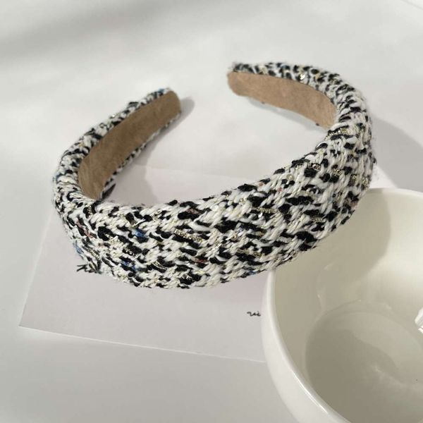 woven wool with wide edge black-and-white lattice sponge hoop color matching, Black;brown
woven wool with wide edge black-and-white lattice sponge hoop color matching, Black;brown