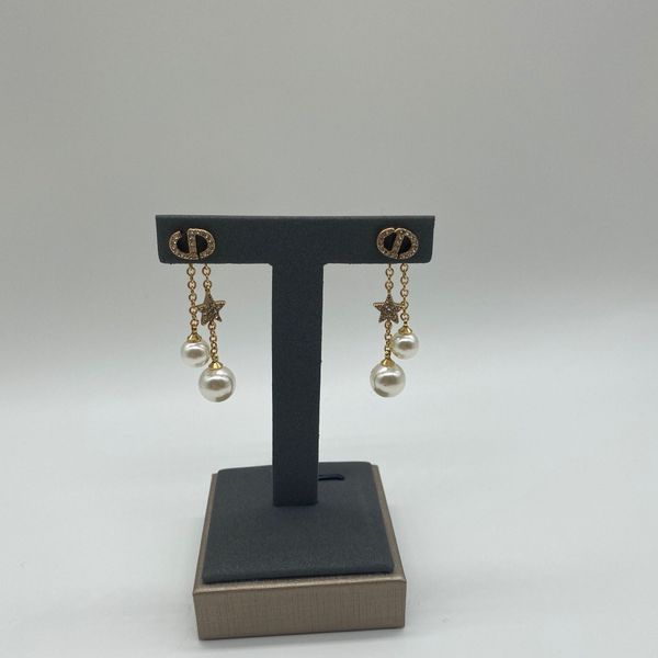 2021 luxury designer jewelry new earrings female letter tassel inlaid with diamond pearl personality white earrings, Silver
2021 luxury designer jewelry new earrings female letter tassel inlaid with diamond pearl personality white earrings, Silver