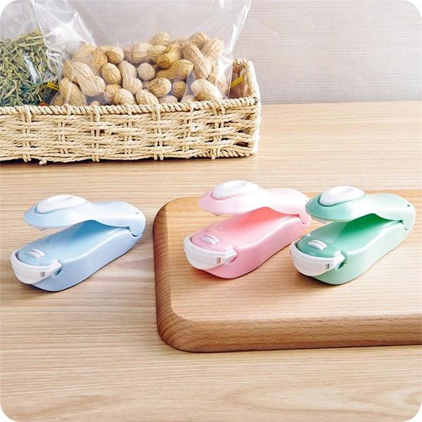 1PCs Magnetic Portable Bag Clips Mini Handhold Sealing Machine For Plastic Bags Sealing Preservation Storage Kitchen
1PCs Magnetic Portable Bag Clips Mini Handhold Sealing Machine For Plastic Bags Sealing Preservation Storage Kitchen