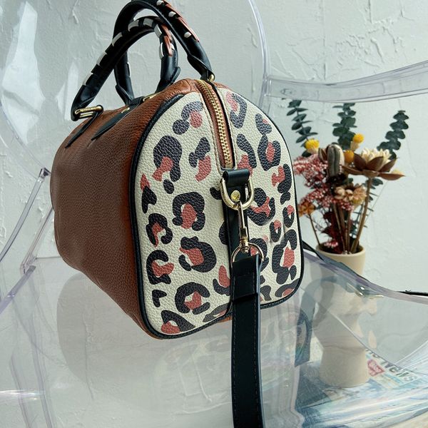 shoulder bag cross body designer bags handbags leather high-quality evening party shopping business occasions 5 colors men and women alike c
shoulder bag cross body designer bags handbags leather high-quality evening party shopping business occasions 5 colors men and women alike c