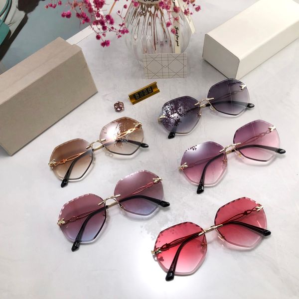 women's sunglasses 5 colors choice thickening beautiful edge hd gradient color ocean lens series fashionable and versatile 8826 anti-gl, White;black
women's sunglasses 5 colors choice thickening beautiful edge hd gradient color ocean lens series fashionable and versatile 8826 anti-gl, White;black