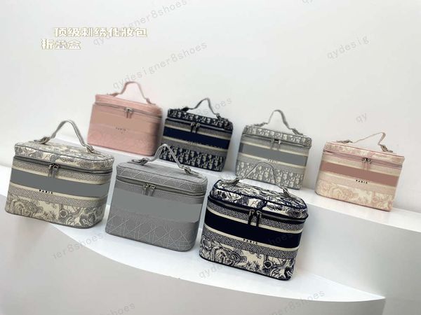 bag dwith folding gift box designer women's seven-color presbyopia embroidery cosmetic size 23*19cm
bag dwith folding gift box designer women's seven-color presbyopia embroidery cosmetic size 23*19cm