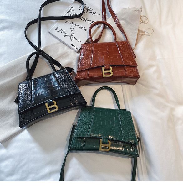 design hand bag 2021 new designer crocodile pattern small square pu women's shoulder ladies portable diagonal bag uz3a
design hand bag 2021 new designer crocodile pattern small square pu women's shoulder ladies portable diagonal bag uz3a