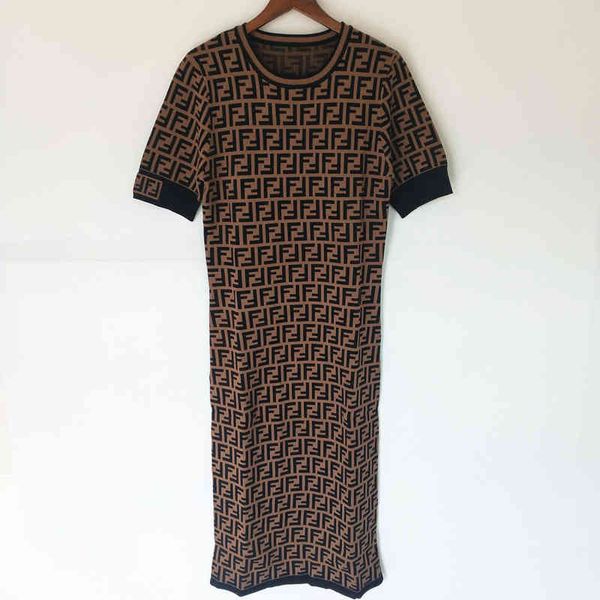 autumn round neck short sleeve letter jacquard commuter knitted dress good, Black;white
autumn round neck short sleeve letter jacquard commuter knitted dress good, Black;white