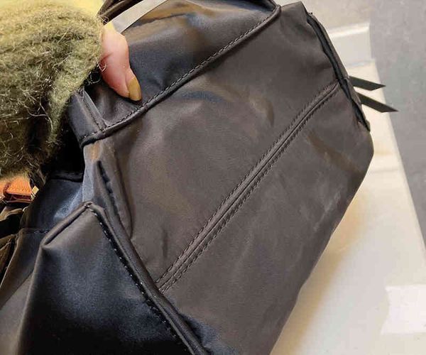 2021 brand designer's backpack men's and women's luxury fashion leather nylon travel bag size 28*32cm
2021 brand designer's backpack men's and women's luxury fashion leather nylon travel bag size 28*32cm