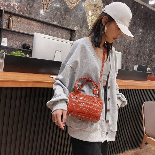 hbp 2021 new large-capacity small pillow bag handbag european and american retro fashion crocodile pattern boston handbags crossbody bag
hbp 2021 new large-capacity small pillow bag handbag european and american retro fashion crocodile pattern boston handbags crossbody bag