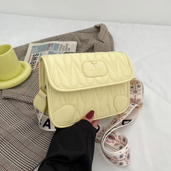 women's new soft leather texture single shoulder fashion trend lingge messenger bag french temperament niche design
women's new soft leather texture single shoulder fashion trend lingge messenger bag french temperament niche design