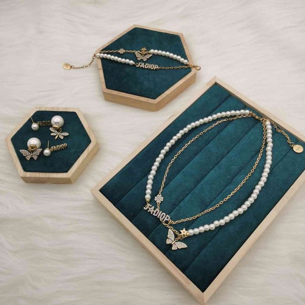 2021 new designer year letter butterfly earrings family temperament diamond pearl necklace women's bracelet, Black
2021 new designer year letter butterfly earrings family temperament diamond pearl necklace women's bracelet, Black
