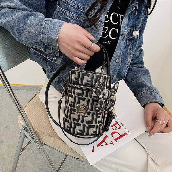 box 2021 new fashion versatile messenger vertical three-dimensional small square one shoulder portable shaped women's bag
box 2021 new fashion versatile messenger vertical three-dimensional small square one shoulder portable shaped women's bag