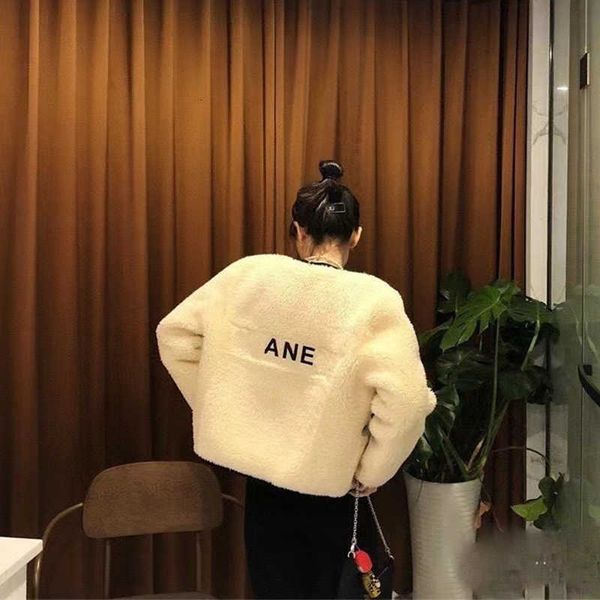 star wang ou same winter clothes 2021 female letter white plush short thickened fashion coat, Black
star wang ou same winter clothes 2021 female letter white plush short thickened fashion coat, Black