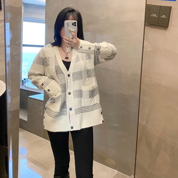 8890tb heavy industry plaid thick line cardigan cow plush color matching twist college style series ~ sweater coat, White;black
8890tb heavy industry plaid thick line cardigan cow plush color matching twist college style series ~ sweater coat, White;black