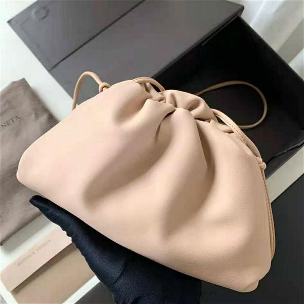 r quality cowhide small size cloud shape hand bag body bag sweet high fashion and chic pleated simple bag handbag
r quality cowhide small size cloud shape hand bag body bag sweet high fashion and chic pleated simple bag handbag