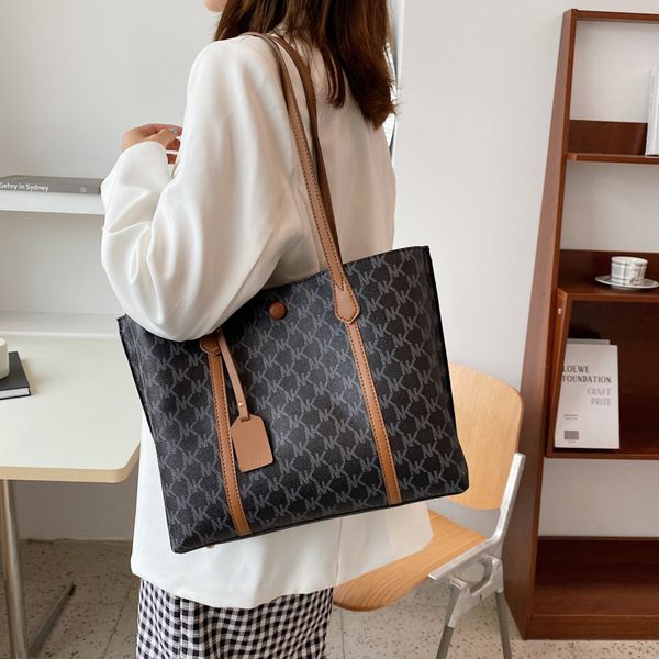 outlet online 70% off sale this year's popular one shoulder tote bag large capacity 2021 new fashion summer portable women's
outlet online 70% off sale this year's popular one shoulder tote bag large capacity 2021 new fashion summer portable women's