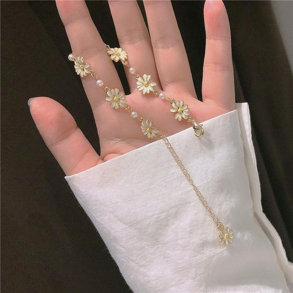 charm bracelets korean style sweet daisy flowers personality exquisite bracelet bangles couple wedding party statement jewelry, Golden;silver
charm bracelets korean style sweet daisy flowers personality exquisite bracelet bangles couple wedding party statement jewelry, Golden;silver