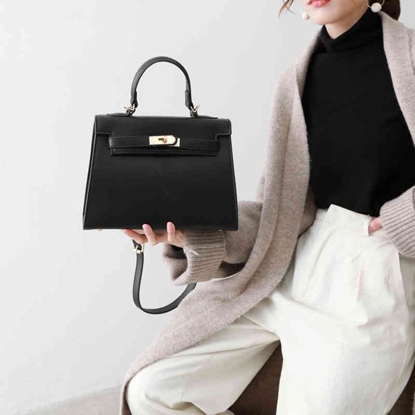 2021 new women's fashion korean version advanced sense foreign style kelly versatile portable one shoulder messenger bag
2021 new women's fashion korean version advanced sense foreign style kelly versatile portable one shoulder messenger bag