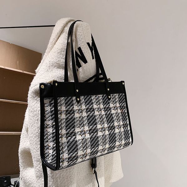 checkered leisure fashion youth handbag women's bag autumn 2021 single shoulder messenger bag large capacity texture
checkered leisure fashion youth handbag women's bag autumn 2021 single shoulder messenger bag large capacity texture