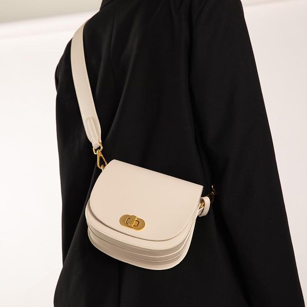 2021 simple design solid color fashion saddle single shoulder bag
2021 simple design solid color fashion saddle single shoulder bag
