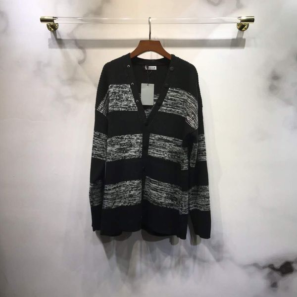 autumn and winter mid-length sweater lock letter logo printing striped couple wool cardigan, White;black
autumn and winter mid-length sweater lock letter logo printing striped couple wool cardigan, White;black