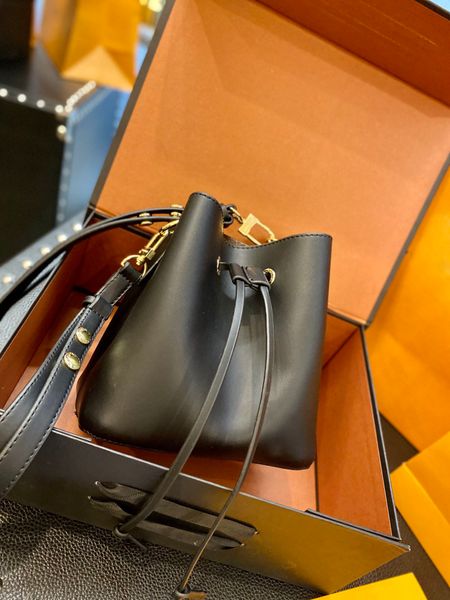 2021 new sheepskin crossbody bag women luxurys designers bags shoulder bag luxurys designers crossbody bags 20 20cm 2514d, Black
2021 new sheepskin crossbody bag women luxurys designers bags shoulder bag luxurys designers crossbody bags 20 20cm 2514d, Black
