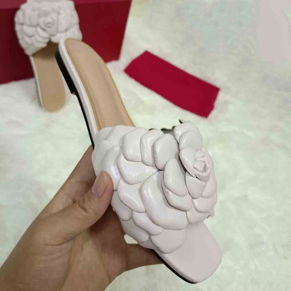 2021 spring and summer fashion woman beach slippers leather big head flat shoes l letters shoes with box, Black
2021 spring and summer fashion woman beach slippers leather big head flat shoes l letters shoes with box, Black