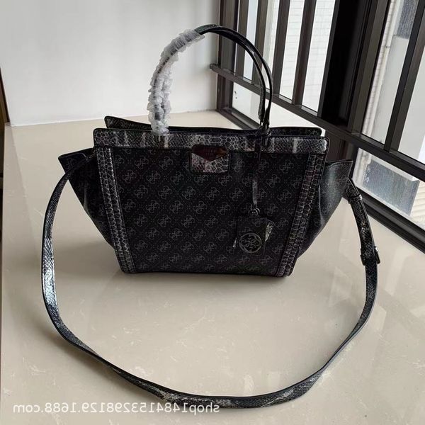 new * s printed gues spell snake handbag letter tag wing single shoulder messenger bag women's
new * s printed gues spell snake handbag letter tag wing single shoulder messenger bag women's