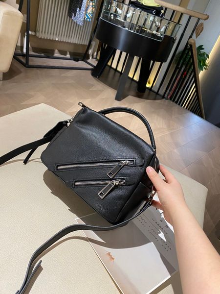 2021 fashionable and beautiful ladies famous shoulder bag leather chain messenger bag fashionable 28*20cm1, Black
2021 fashionable and beautiful ladies famous shoulder bag leather chain messenger bag fashionable 28*20cm1, Black