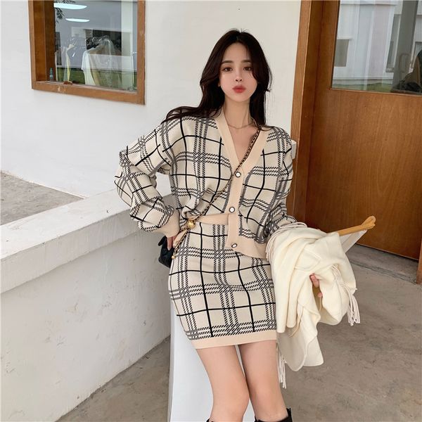2021 fashion blast style in plaid long sleeve cardigan + short skirt bag female suit 5gur, Black;gray
2021 fashion blast style in plaid long sleeve cardigan + short skirt bag female suit 5gur, Black;gray