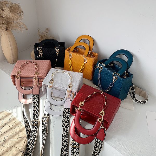 2021 new color contrast pu princess bag urban simple texture woven acrylic chain small square
2021 new color contrast pu princess bag urban simple texture woven acrylic chain small square