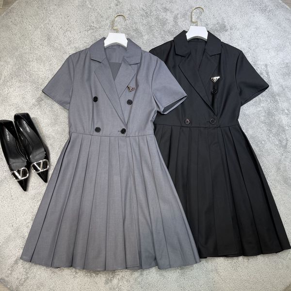 2021 black/gray lapel neck short sleeves women dress high end triangle brooch pleats dress runway 202125
2021 black/gray lapel neck short sleeves women dress high end triangle brooch pleats dress runway 202125