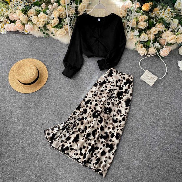 autumn vintage women's two piece set v-neck white/black short and high waist print skirt female 2pcs set suit 210708
autumn vintage women's two piece set v-neck white/black short and high waist print skirt female 2pcs set suit 210708