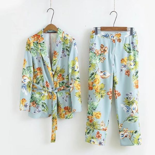 2 woman's retro standard european flower leisure holiday jacket + women's suit pants ijo8, White
2 woman's retro standard european flower leisure holiday jacket + women's suit pants ijo8, White