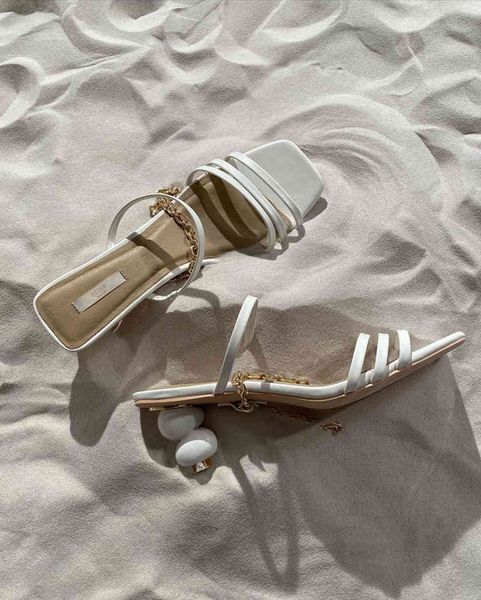 beautiful ingenious chain, bottom big perforation design, fashionable personalized metal chain high-heeled sandals yw yw, Black
beautiful ingenious chain, bottom big perforation design, fashionable personalized metal chain high-heeled sandals yw yw, Black