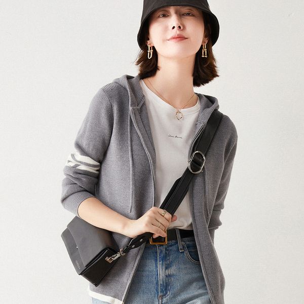 2021 new autumn and winter leisure hooded zipper cardigan women's sportswear loose knitted sweater coat, White;black
2021 new autumn and winter leisure hooded zipper cardigan women's sportswear loose knitted sweater coat, White;black