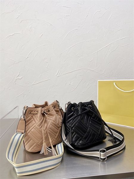 wholesale shoulder bags luxurys designers bags box style design women messenger bag small square bag evening bag 20cm
wholesale shoulder bags luxurys designers bags box style design women messenger bag small square bag evening bag 20cm