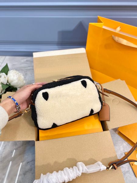2021 autumn temperament ladies shoulder camera bag wild zipper letter female party handbag fashion leisure. women crossbody
2021 autumn temperament ladies shoulder camera bag wild zipper letter female party handbag fashion leisure. women crossbody