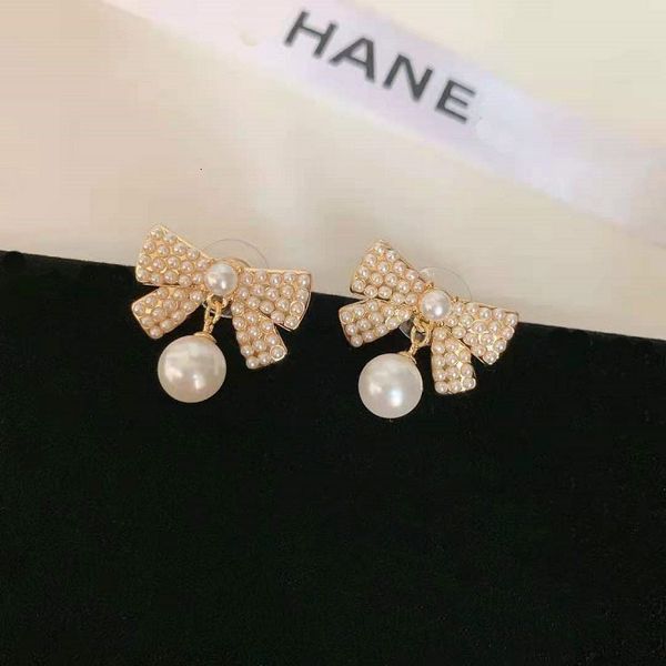 charms 2021 bow pearl earrings, sweet, light and luxurious, high-grade versatile holiday women's jewelry, Golden 
charms 2021 bow pearl earrings, sweet, light and luxurious, high-grade versatile holiday women's jewelry, Golden