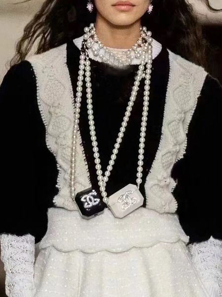 net new earphone fashion string pearl mini hanging neck mouth red female slant cross bag 2021 tide
net new earphone fashion string pearl mini hanging neck mouth red female slant cross bag 2021 tide