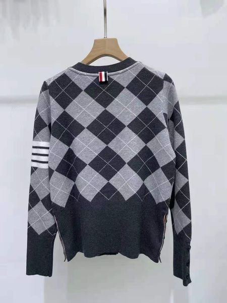 2021 autumn new tb four bar color matching rhombic knitted cardigan women's slim and small coat, White;black
2021 autumn new tb four bar color matching rhombic knitted cardigan women's slim and small coat, White;black