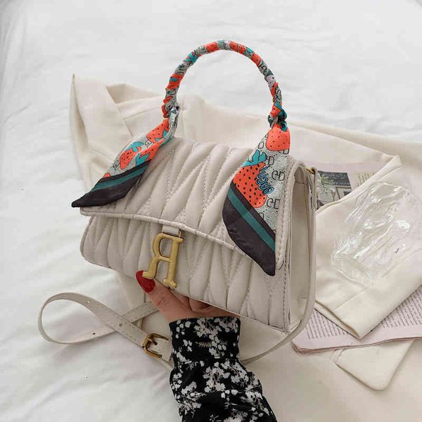 2021 women's foreign summer style new fashion lingge silk scarf small square portable single shoulder diana bag
2021 women's foreign summer style new fashion lingge silk scarf small square portable single shoulder diana bag