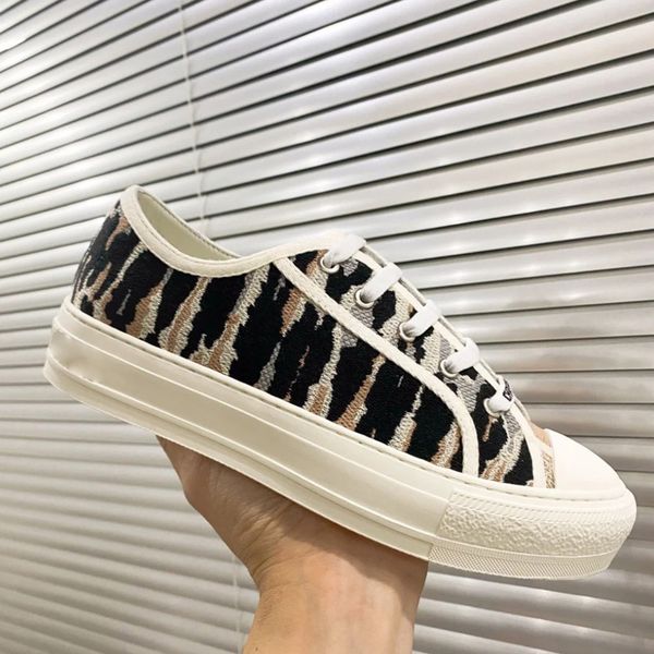 spring and summer new embroidery banma leisure shoes round head women's thick soled canvas, Black
spring and summer new embroidery banma leisure shoes round head women's thick soled canvas, Black