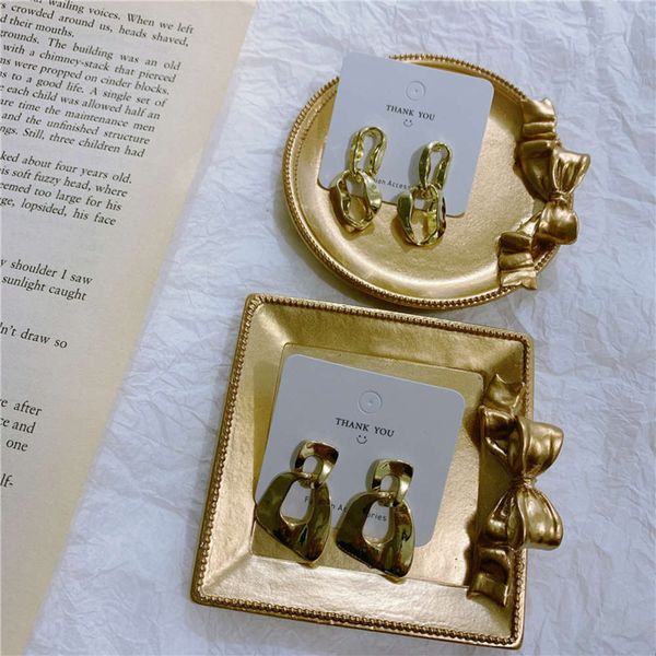 hbp fashion korean niche design: bright gold geometric s925 silver needle earrings, hollowed out square temperament, versatile and earrings
hbp fashion korean niche design: bright gold geometric s925 silver needle earrings, hollowed out square temperament, versatile and earrings
