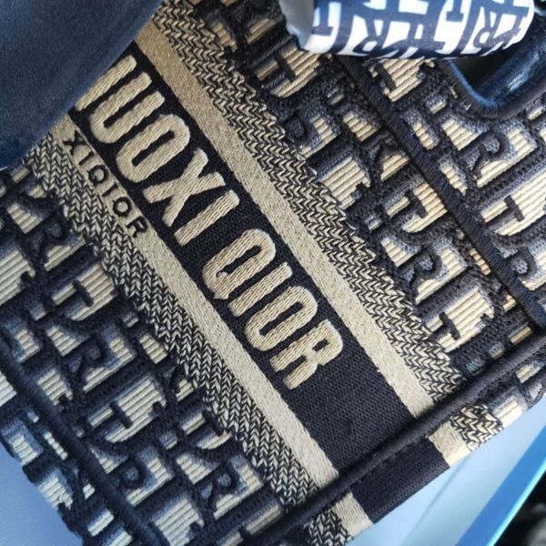 small fashion embroidery open hand high grade spring and summer mini women's bag
small fashion embroidery open hand high grade spring and summer mini women's bag