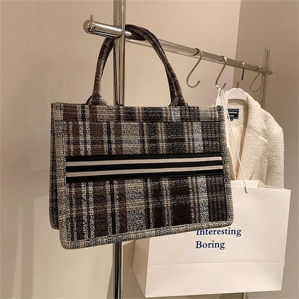 factory store shop tot new fashion simple large capacity striped women's leisure travel portable shoulder bag wholesale store 
factory store shop tot new fashion simple large capacity striped women's leisure travel portable shoulder bag wholesale store