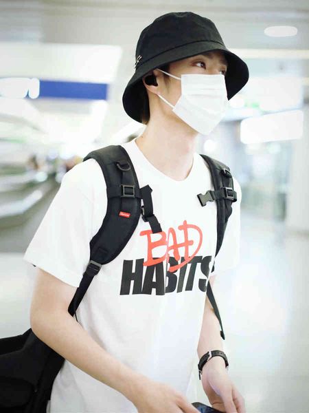 luxury brand t shirt create 101 wang yibo extreme youth with the same v and lone graffiti letter behind red big v short, White;black
luxury brand t shirt create 101 wang yibo extreme youth with the same v and lone graffiti letter behind red big v short, White;black