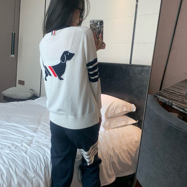 2021 early autumn back dog contrast stripe v-neck knitted cardigan long sleeve sweater short jacket women, White
2021 early autumn back dog contrast stripe v-neck knitted cardigan long sleeve sweater short jacket women, White