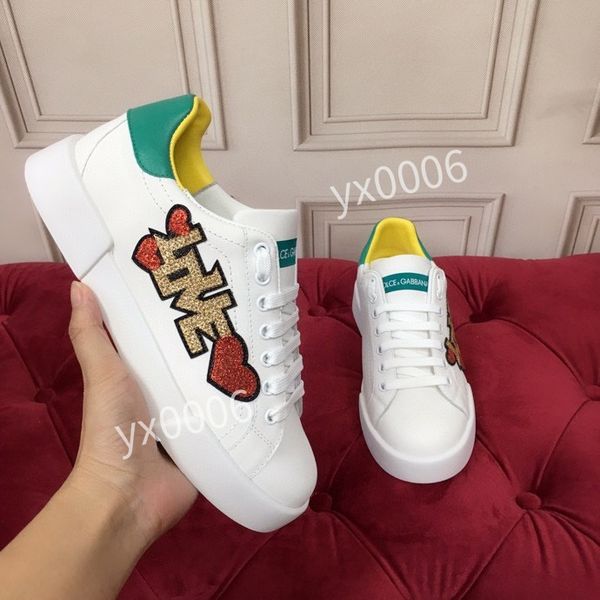 2022 designers tennis canvas luxurys shoe 35-41 beige blue washed jacquard denim women shoes rubber sole embroidered vintage casual hc200902, Red;white
2022 designers tennis canvas luxurys shoe 35-41 beige blue washed jacquard denim women shoes rubber sole embroidered vintage casual hc200902, Red;white