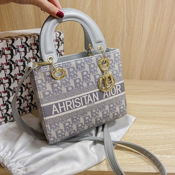 luxury handbags women's 2021 new fashion printed hand net red texture one shoulder messenger bag princess bag
luxury handbags women's 2021 new fashion printed hand net red texture one shoulder messenger bag princess bag