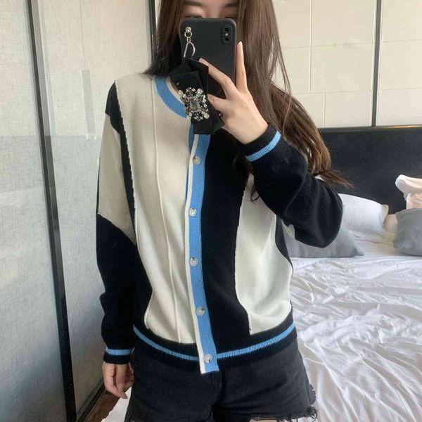 21005 wool contrast cardigan commuter sweater round neck color matching long sleeve women's korean loose, White
21005 wool contrast cardigan commuter sweater round neck color matching long sleeve women's korean loose, White