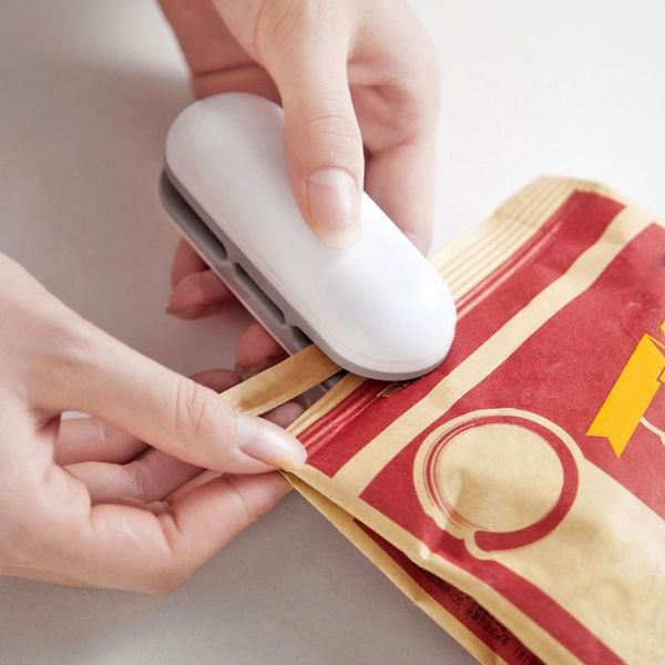 1pcs creative portable mini heat sealing machine saver for plastic bags package mini gadgets for storage bag sealing
1pcs creative portable mini heat sealing machine saver for plastic bags package mini gadgets for storage bag sealing